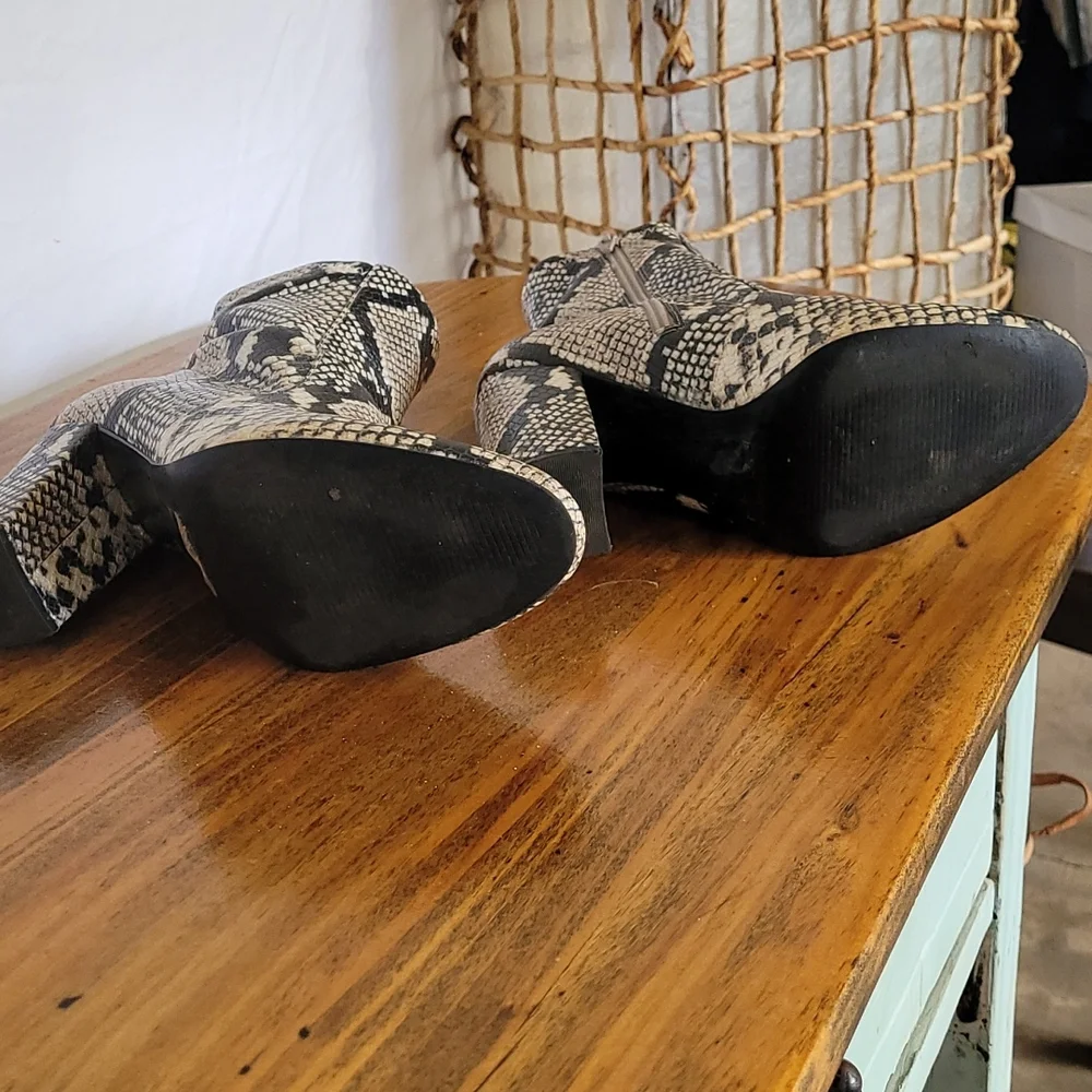 Snake skin size 6.5 boot. Zipper on the inside of boot. No nicks no scuffs. - Picture 7 of 8